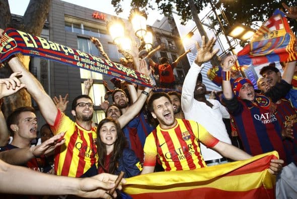 Los aficionados orgullosos de sus colores saltaban de alegría cantando a favor del Barcelona.