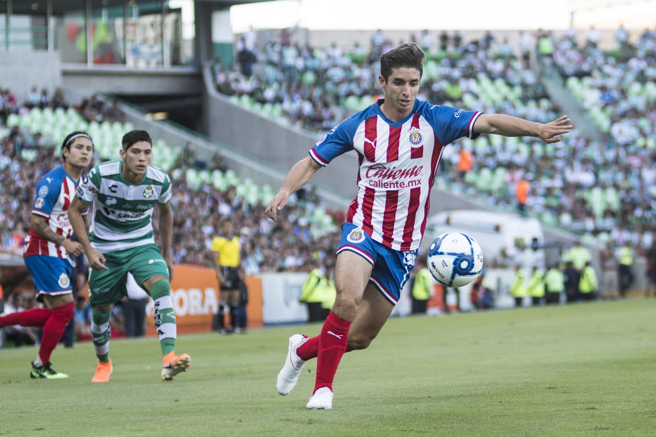 Isaac Brizuela de las Chivas estuvo muy activo durante la primera mitad, participativo y tratando de cambiarle la cara al Rebaño desde la primera jornada del torneo.