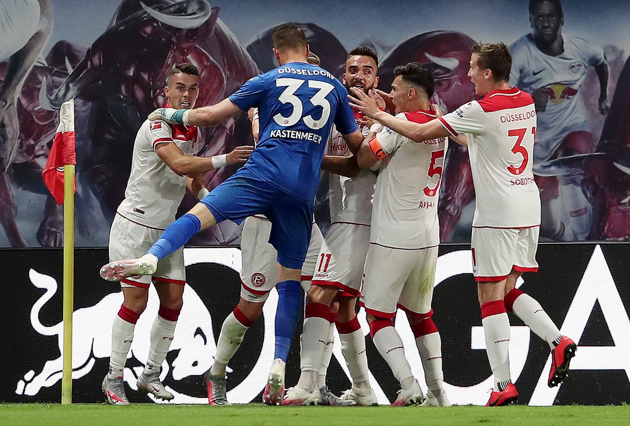 Andre Hoffmann del Fortuna Düsseldorf celebra tras anotar el gol del empate al 90+2'.