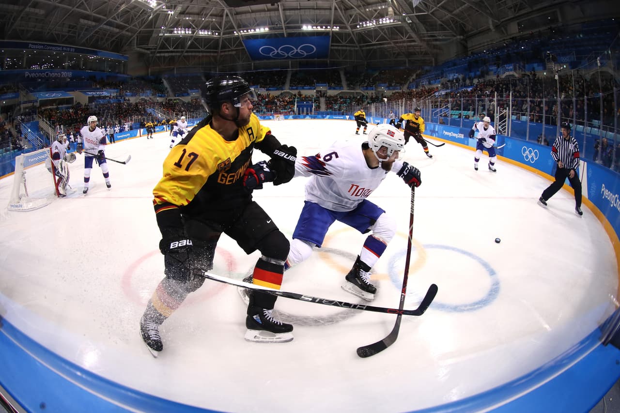 Alemania venció 2 - 1 a Noruega en las rondas preliminares de Hockey varonil.