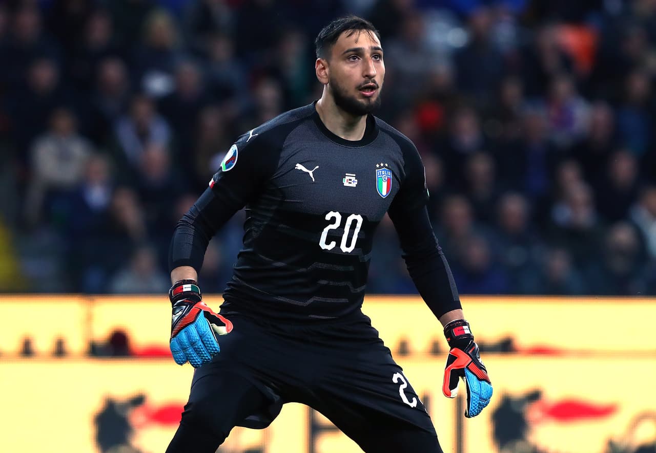 Gianluigi Donnarumma viste el 20 cuando juega con la selección italiana.