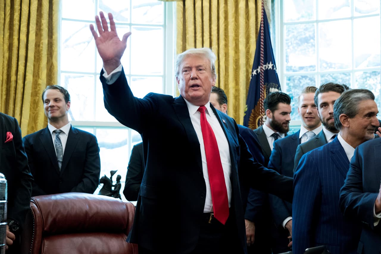 El presidente de Estados Unidos Donald Trump participa en una fotografía con jugadores y personal de la Liga Nacional de Hockey (NHL), los campeones de la Copa Stanley 2018, los Washington Capitals, en la Oficina Oval de la Casa Blanca en Washington, DC.
