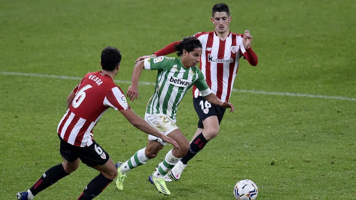 Diego Lainez ganó relevancia e incremento de salario con el Real Betis