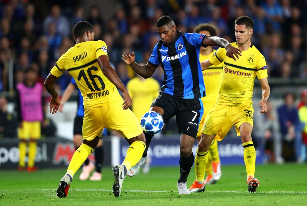 El equipo local comenzó a buscar el gol que les permitiera tomar confianza para manejar el partido. Aquí se ve a Wesley (7) tratando de pasar entre la sólida defensa del Dortmund.