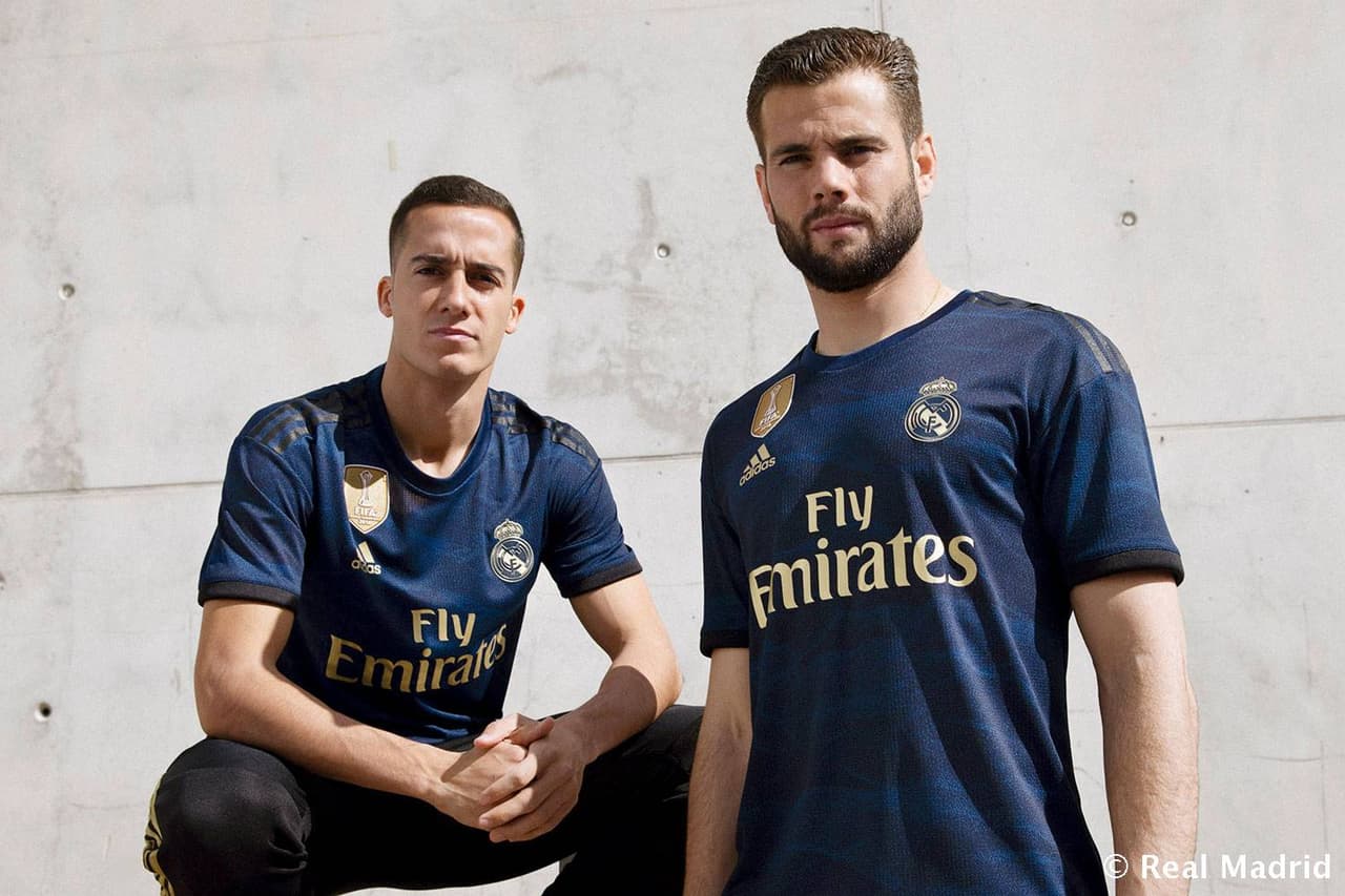 Real Madrid y Adidas han hecho el lanzamiento de su segunda equipación para la próxima temporada, así como el uniforme alterno de los porteros. Con un ambiente muy urbano y un video de los jugadores al ritmo del trap, los fanáticos madridistas conocieron esta nueva playera azul con detales dorados.