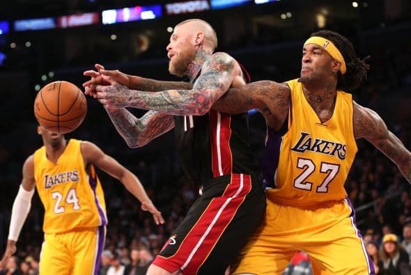 Chris Andersen # 11 de los Miami Heat y Jordan Hill # 27 de Los Angeles Lakers, dos de los jugadores de la NBA con tatuajes más llamativos luchan por el balón en el Staples Center.