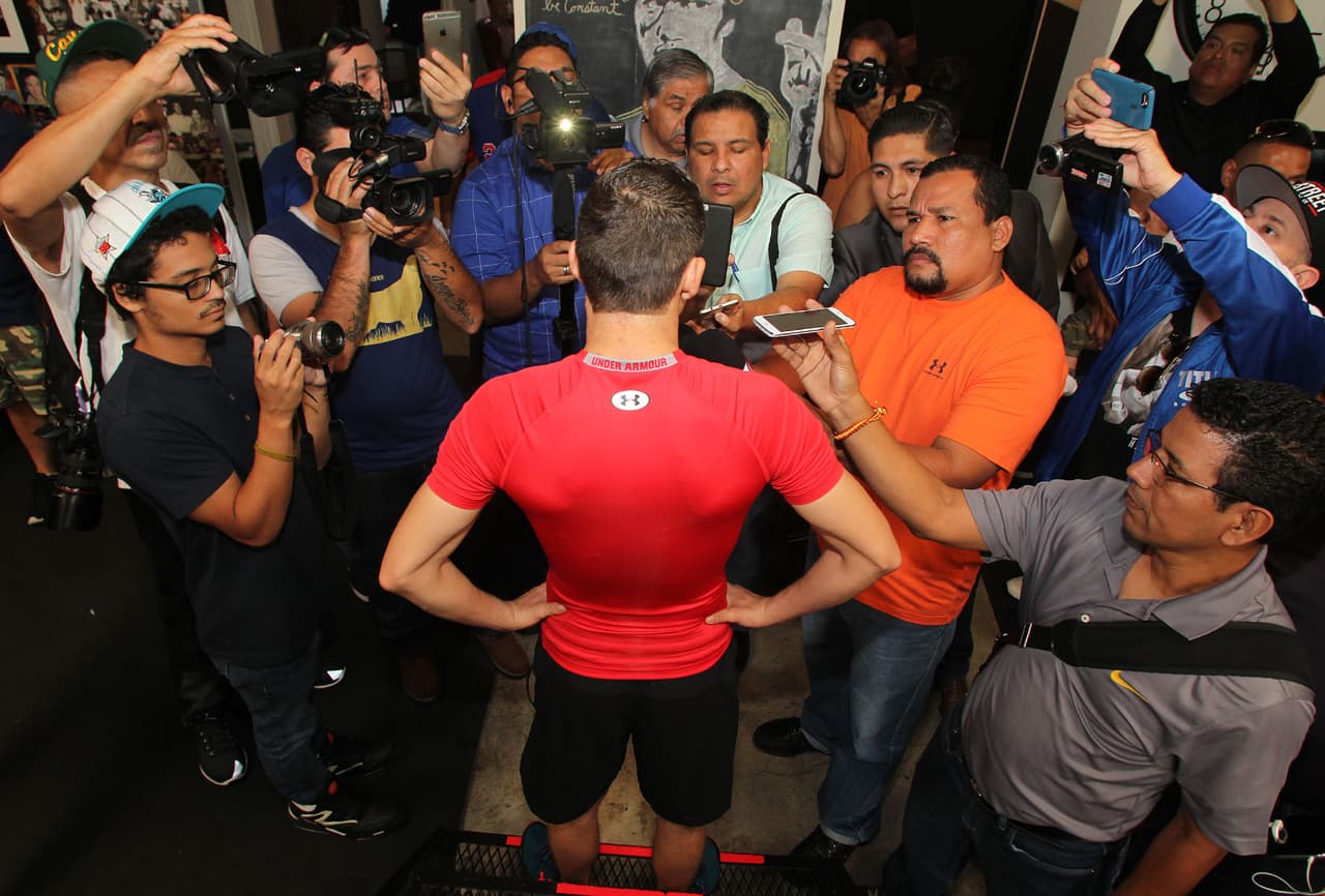 Yo sé que estoy enfrentando a un gran peleador, un tres veces campeón del mundo, pero también sé que tengo todo para ganarle. Es mi amigo pero el sábado sobre el ring voy subir a ganar y a darle con todo. Sera una gran pelea”, afirmó Cuadras.