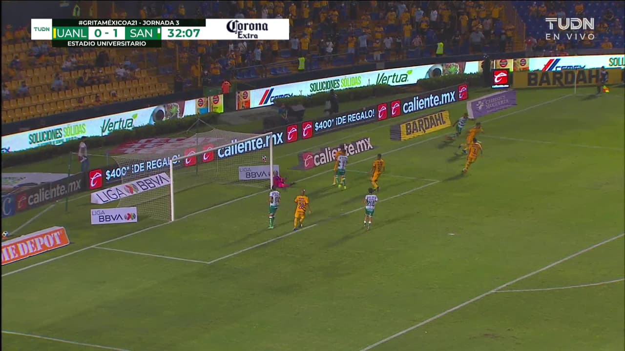 ¡CERCA! Juan Ferney Otero disparó que se estrella en el poste.