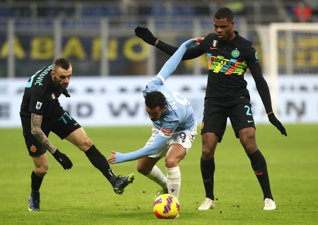 Inter se lleva la victoria sobre la Lazio con marcador 2-1 en la Serie A. Alessandro Bastoni y Milan Skriniar le dieron el triunfo a los 'nerazzurri', mientras que Ciro Immobile anotó el único gol para los celestes.