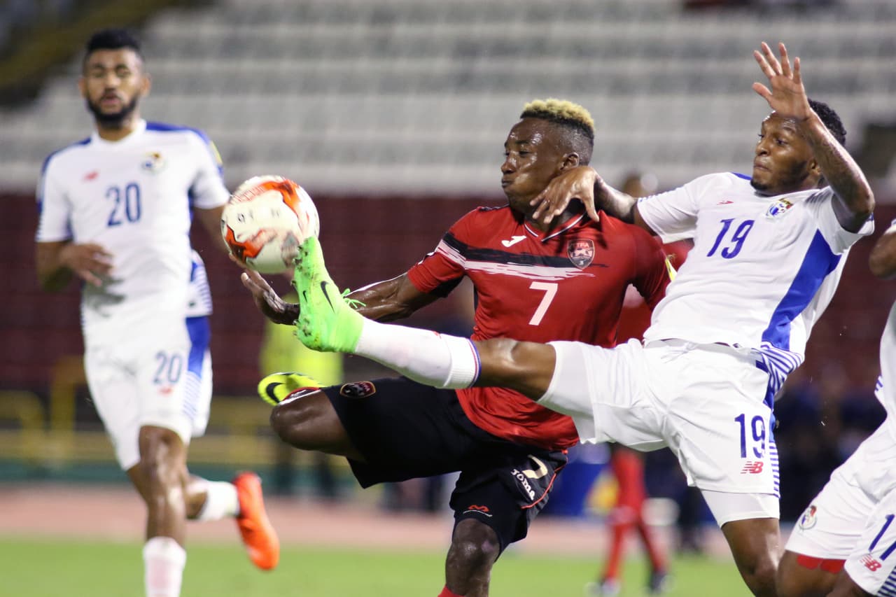 Los dos equipos tuvieron un dominio alterno en la primera mitad del partido, con algunas llegadas de Trinidad y Tobago por el centro y la banda izquierda lideradas por Jones y Mekeil Williams.