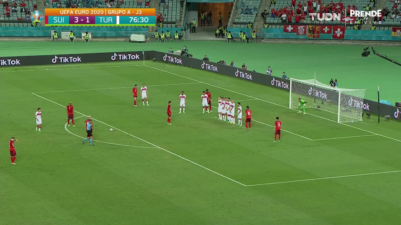 ¡CERCA! Granit Xhaka disparó que se estrella en el poste.