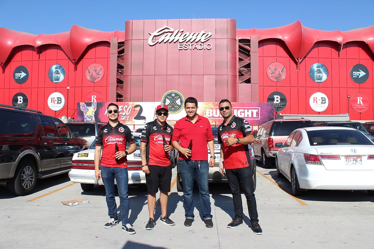 Amigos, fiesta, comida, playeras e incluso tatuajes fueron algunas de las muestras de apoyo de la afición de Xolos.