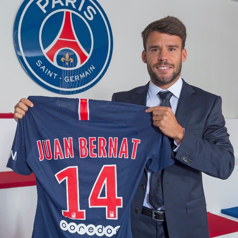 El lateral izquierdo español Juan Bernat llega al Paris Saint-Germain que adquirió sus derechos por ocho millones de dólares al Bayern Múnich.