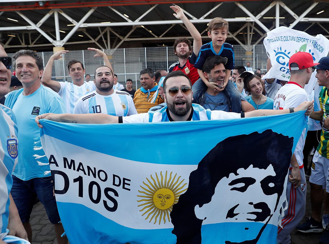 Los fanáticos de la Albiceleste confían en Lionel Messi para que Argentina logre la clasificación contra Catar en la Arena do Gremio de Porto Alegre.