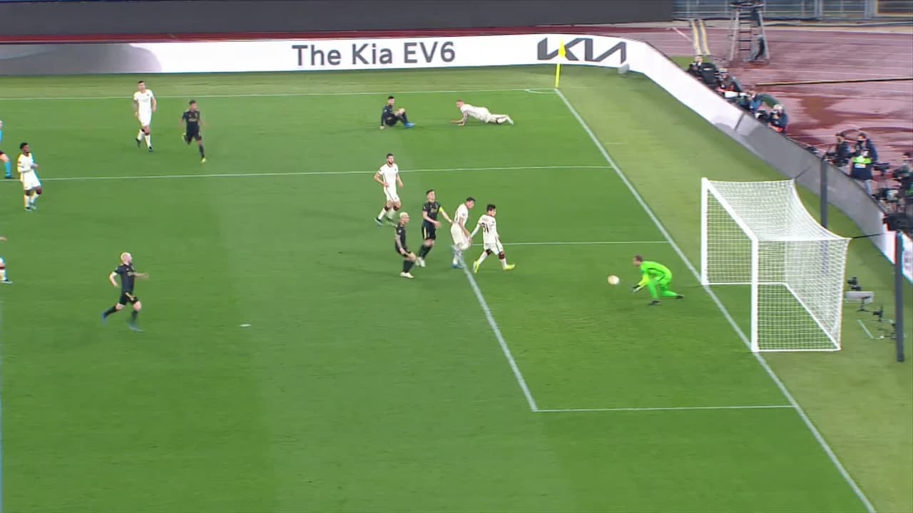 ¡TIRO ATAJADO! disparo por Dusan Tadic.