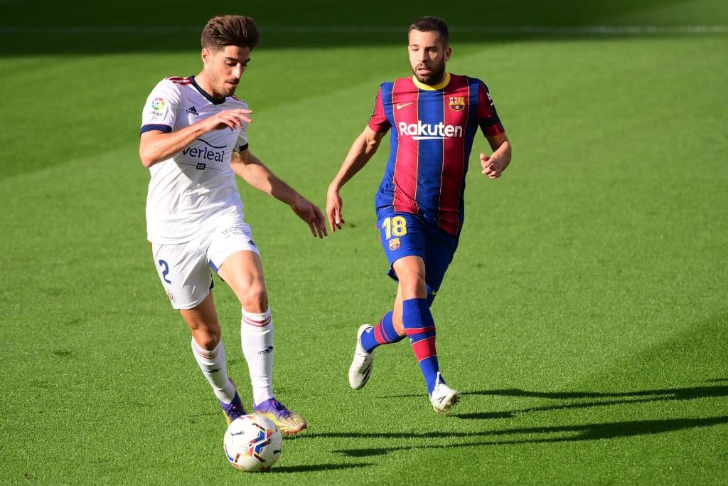 Barcelona golea a Osasuna 4-0 en el Camp Nou y Messi anota el último gol con dedicatoria a Diego Armando Maradona. Martín Braithwait abrió el marcador al minuto 29, le siguió Antoine Griezmann al 42 y el tercer tanto fue por parte de Coutinho, durante la Jornada 11 de La Liga.