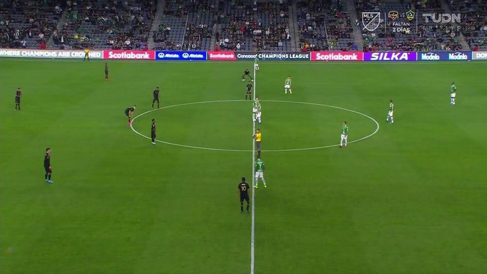 Arranca el partido y la pelota está en juego.
