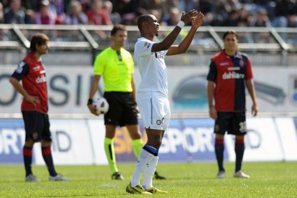 Durante algunos minutos, el duelo tuvo que ser suspendido por los gritos racistas que tuvo la afición local para el camerunés Samuel Eto'o.