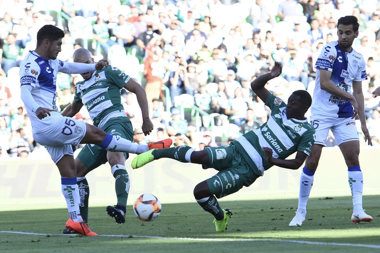 Mientras Santos estaba bien plantado en su zona trasera, los Tuzos seguían buscando ese gol aprovechando el futbolista adicional en el terreno de juego. Pero los minutos corrían y ese 0-0 lucía inamovible.
