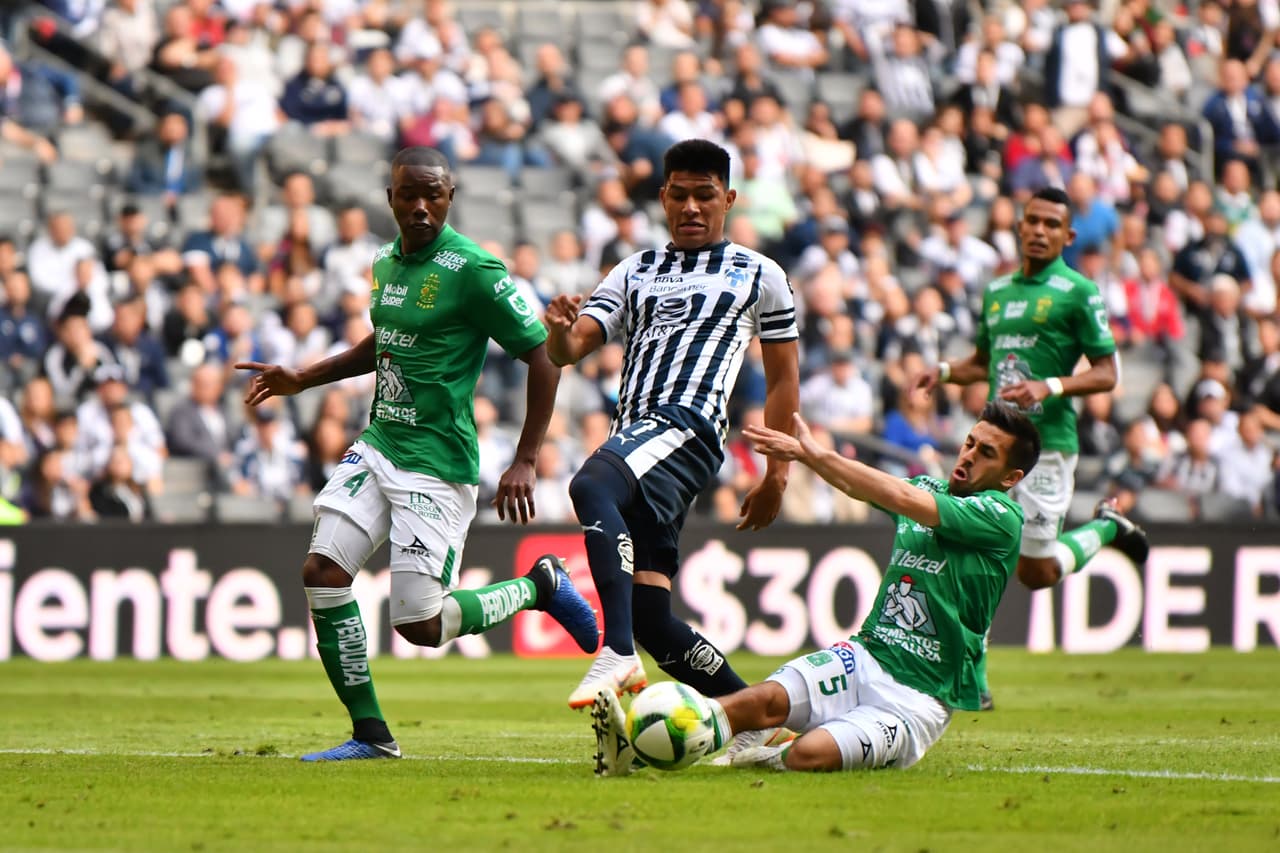 La defensa del León hacía un buen trabajo hasta que el colombiano Andrés Mosquera (izquierda) cometió una mano en el área.