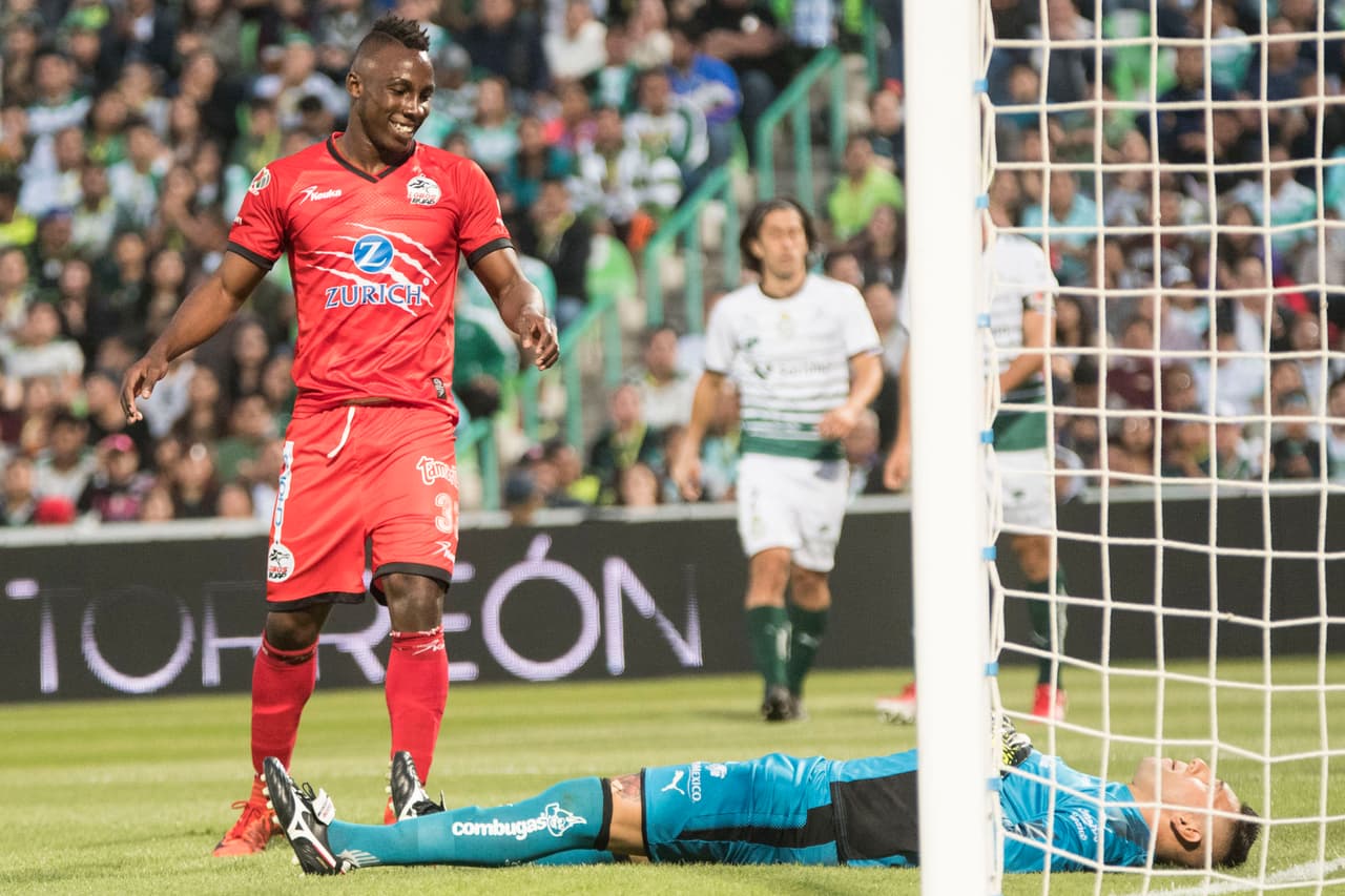 Posteriormente un cabezazo en el área que sacó Orozco a quema ropa.