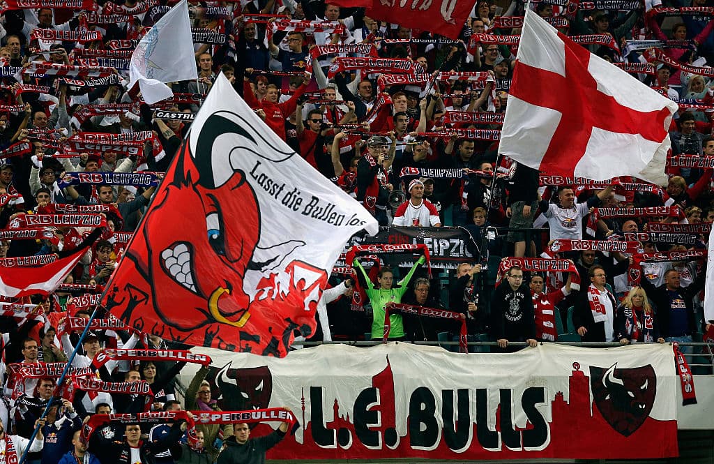 En Segunda División, los ultras del Heidenheim tapizaron el autobús del equipo con billetes didácticos.