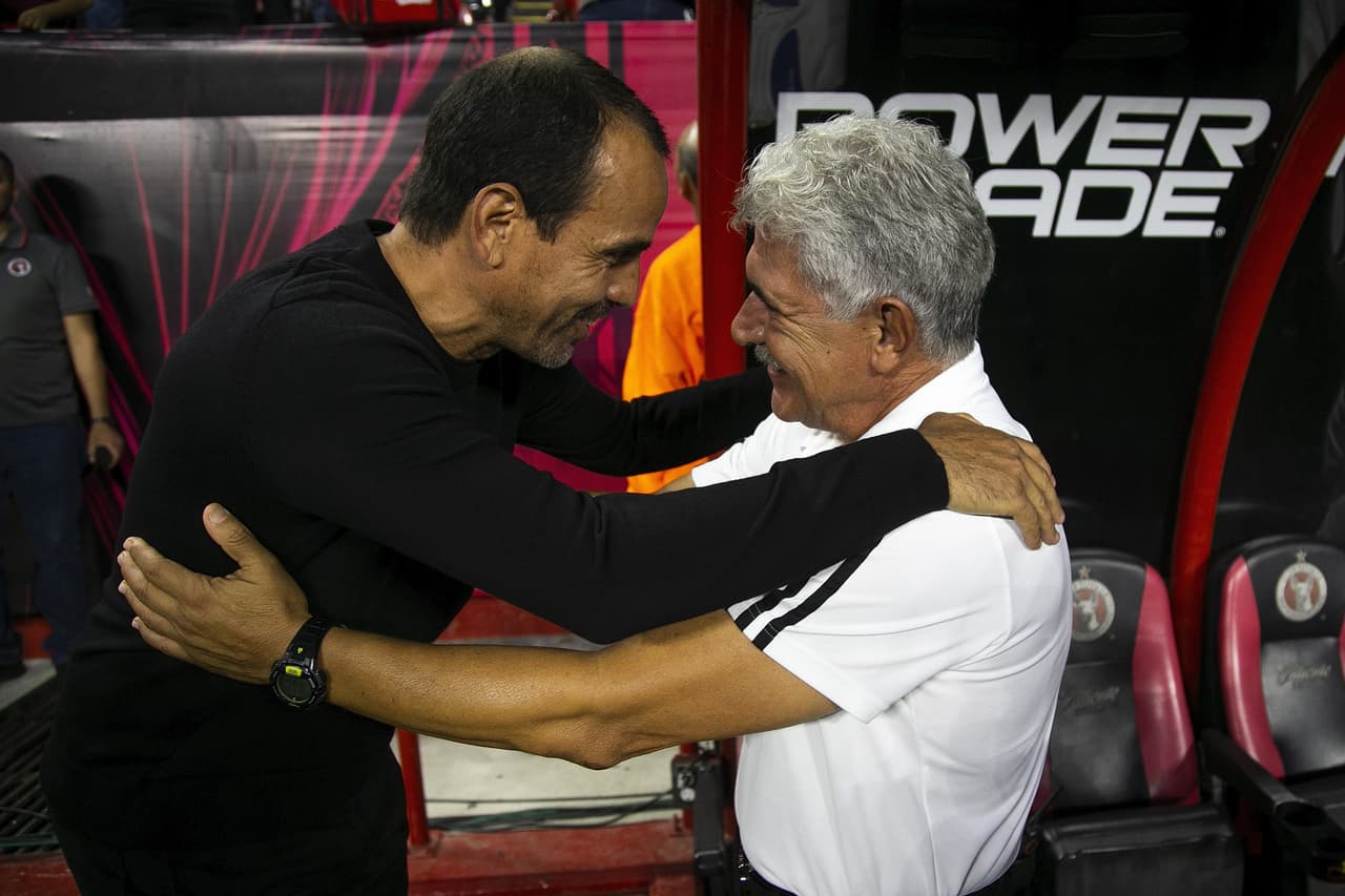Ricardo 'Tuca' Ferretti y Óscar Pareja se saludan previo al encuentro.