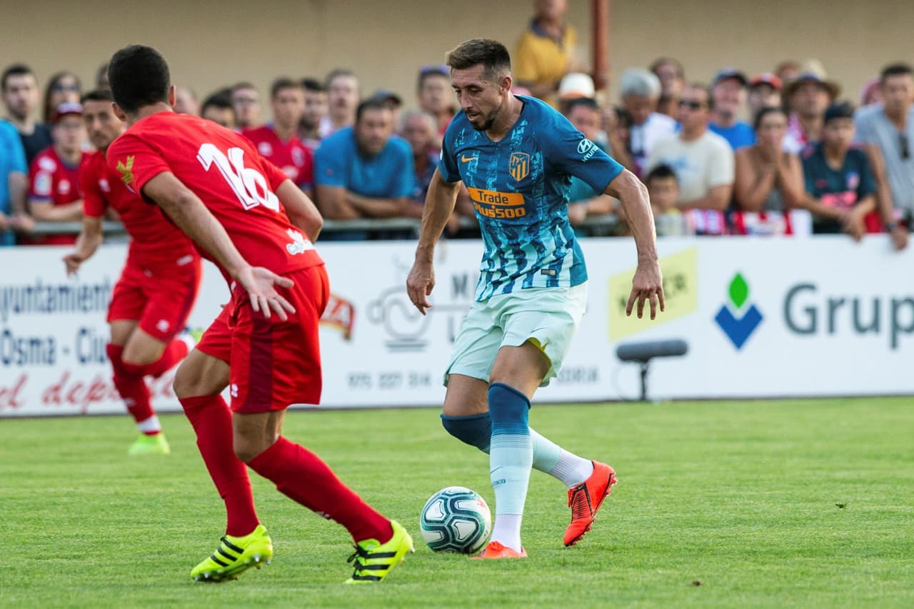 GRAF7110. BURGO DE OSMA (SORIA), 20/07/2019.- El centrocampista mexicano del Atlético de Madrid Héctor Herrera durante el partido amistoso del Torneo Memorial Jesús Gil que Atlético de Madrid y CD Numancia juegan esta tarde en el Estadio Municipal de El Burgo de Osma, Soria. EFE/Rodrigo Jiménez