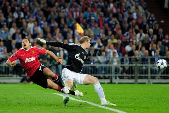 En esta acción peleó el balón ante el arquer Manuel Neuer, pero todo acabó con un fuera de lugar del mexicano.