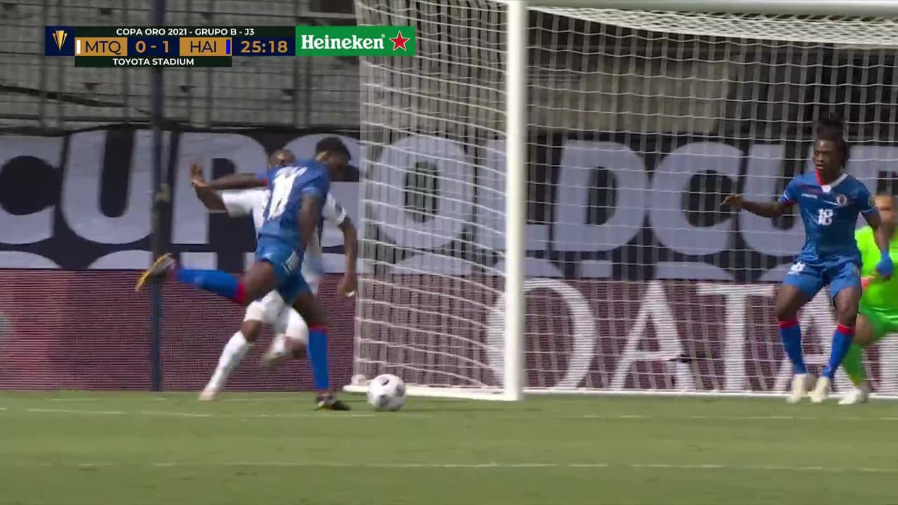 ¡TIRO ATAJADO! disparo por Derrick Etienne.