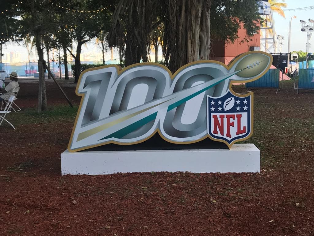 Los aficionados a la NFL pueden disfrutar un espacio para ellos antes del Super Bowl LIV entre San Francisco y Kansas City.