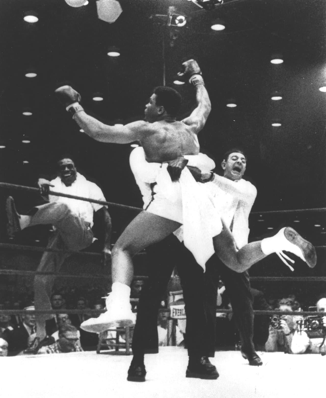 Así empezó la celebración emocionada por el triunfo contra Sonny Liston, contra el que retendría los títulos en su pelea del 25 de mayo de 1965.