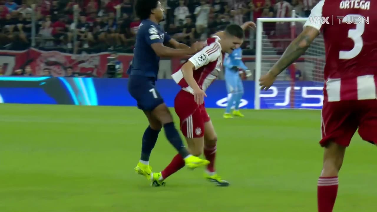 El partido se calentó cuando Bruno vio la tarjeta roja tras una entrada imprudente