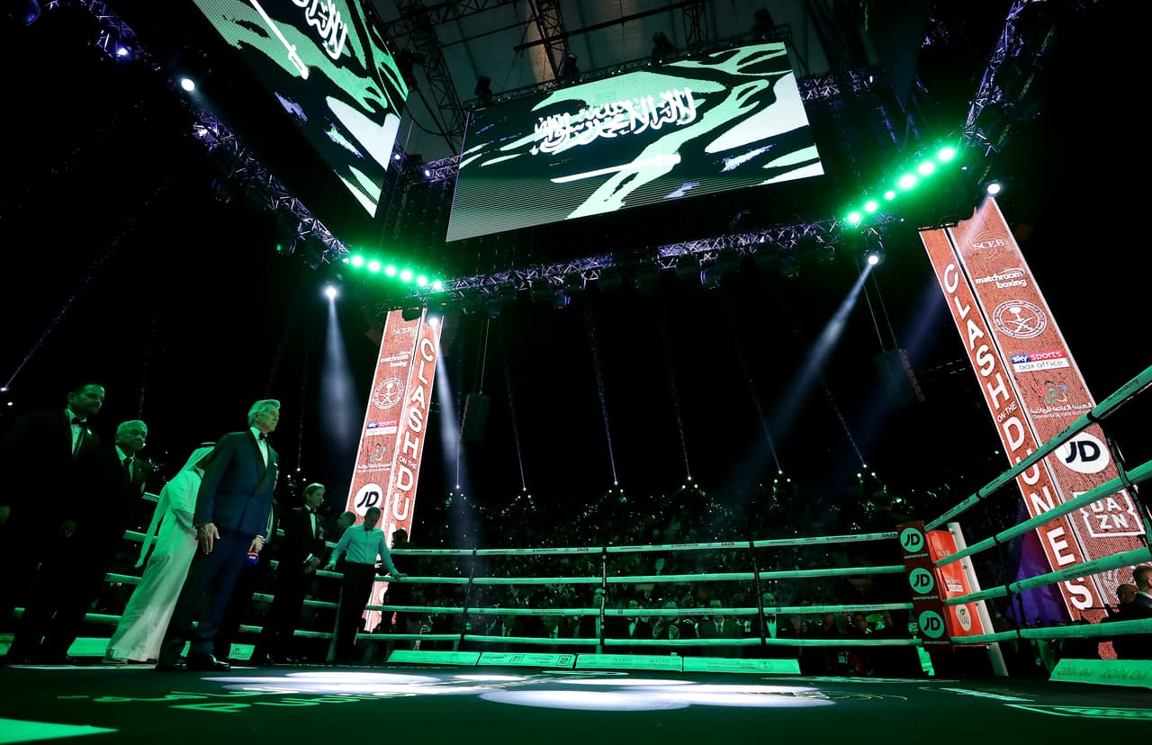 Instantes previos a que se presenten los púgiles en el ring