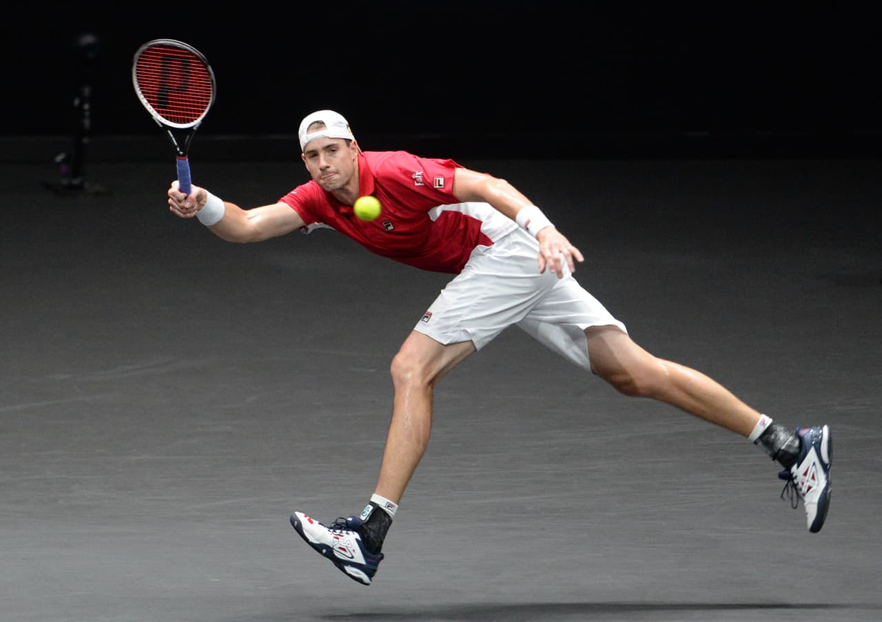John Isner logró su segunda victoria del día al dar la sorpresa y derrotar a Rafael Nadal con parciales de 7-5 y 7-6. Todo se definiría en el último partido del torneo.