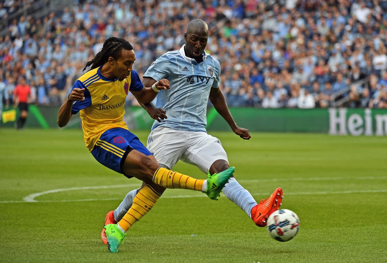 El central Ike Opara fue uno de los bastiones de Sporting Kansas City, que superó por 3-1 a Colorado Rapids. (Crédito: USA Today Images)