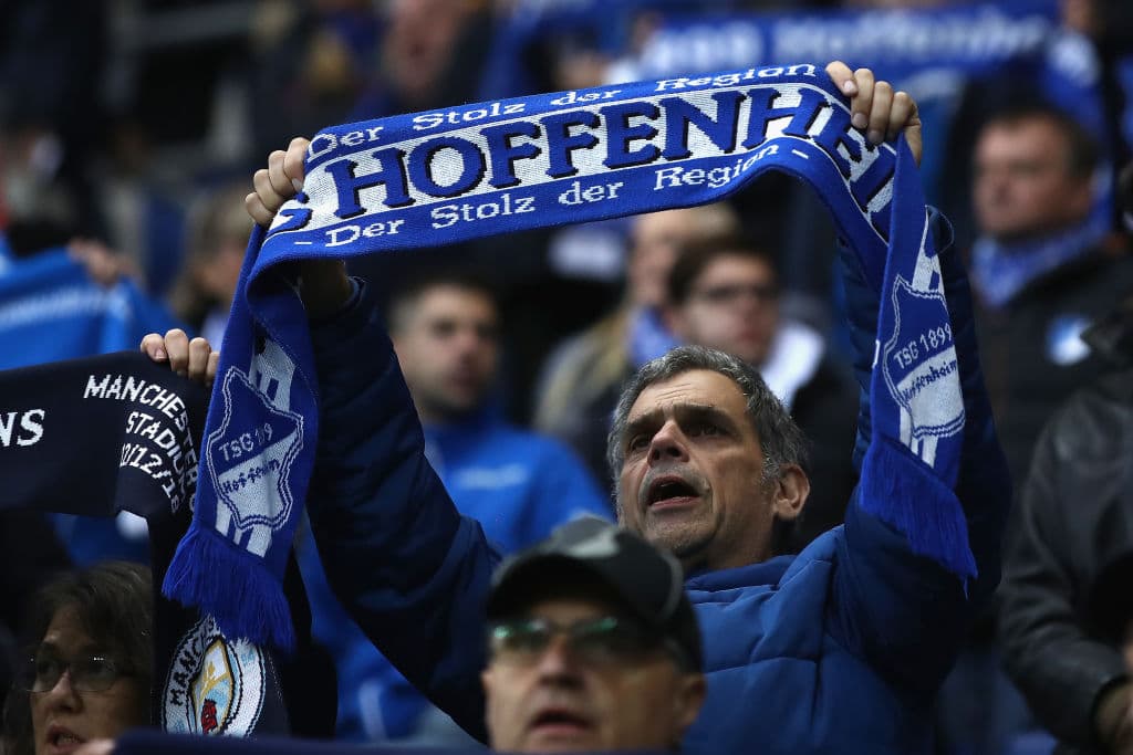 Los colores blanco y azul fueron protagonistas en el duelo de grupos contra Manchester City, clave para ambos.