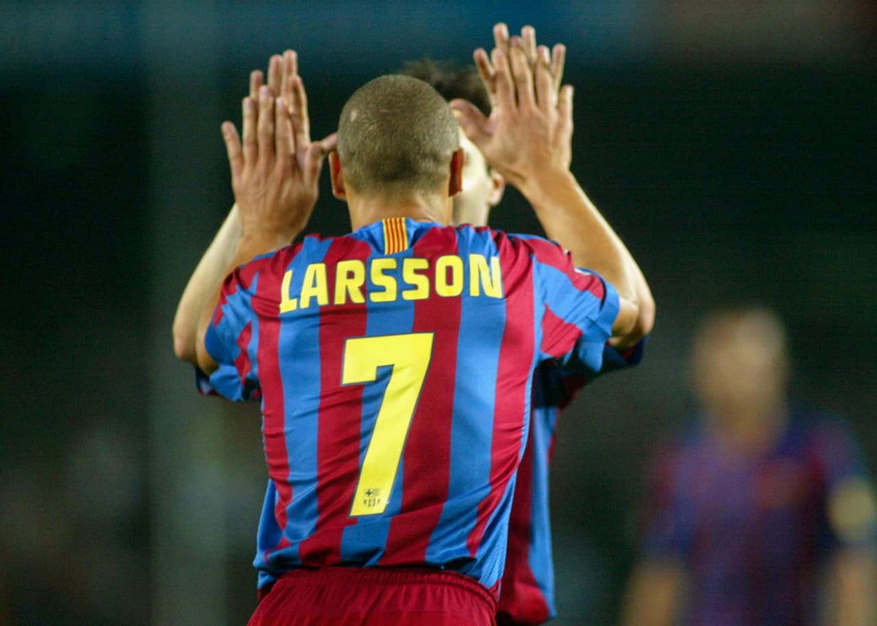 Una vez se fue Saviola, el sueco
<b>Henrik Larsson </b>heredó el 7 en su playera hasta el año
<b>2006. </b>Su fichaje no resultó como se esperaba y en 52 partidos tan solo marcó 19 goles.