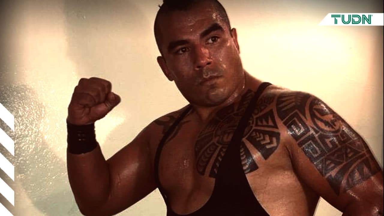 Balacean a luchador en plena función de Lucha Libre