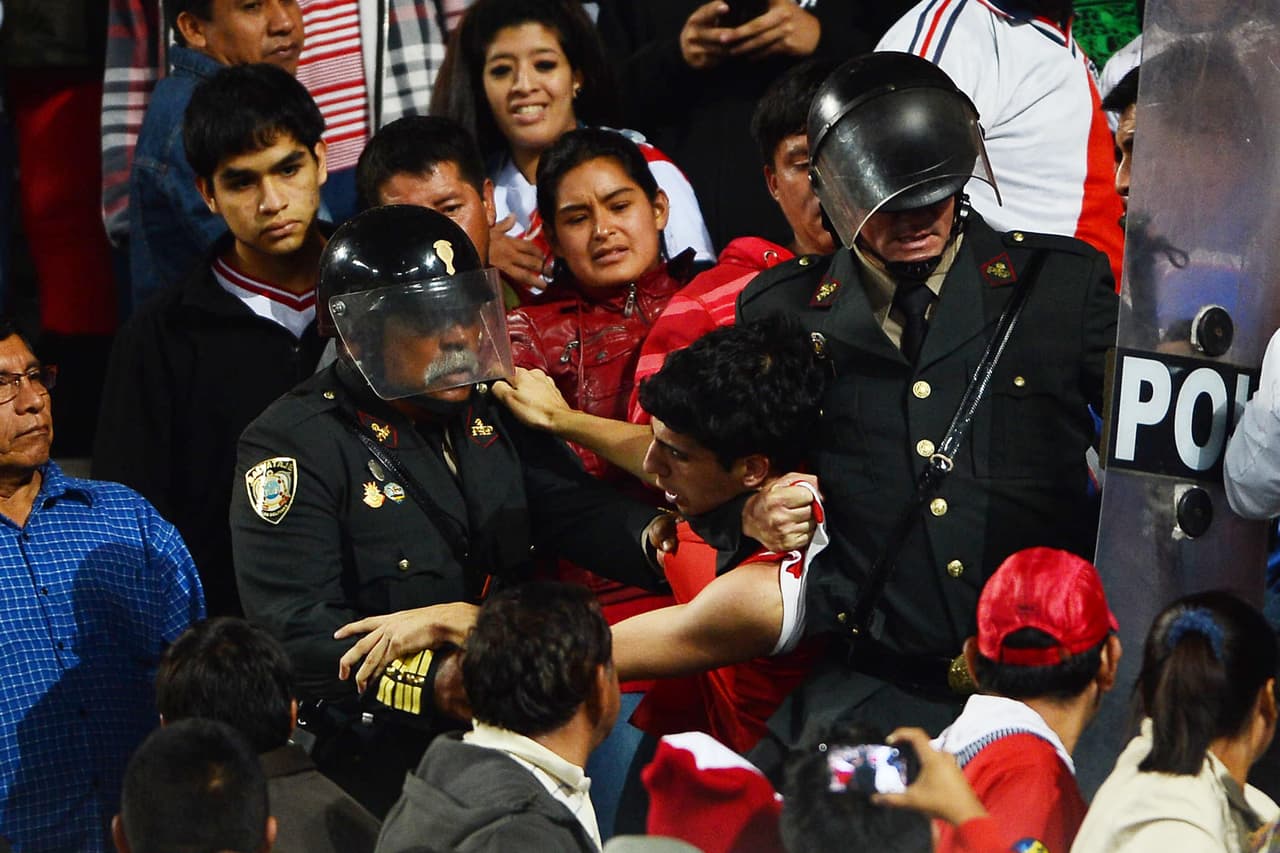 En las gradas, los ánimos también se caldearon y hubo algunos problemas.