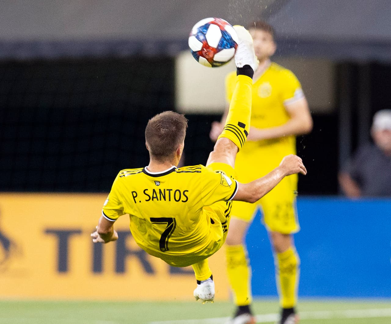 Pedro Santos fue el héroe de Columbus Crew con un doblete para doblegar 3-2 a NY Red Bulls a domicilio. El segundo tanto del portugués fue el de la victoria, a cinco minutos del final.