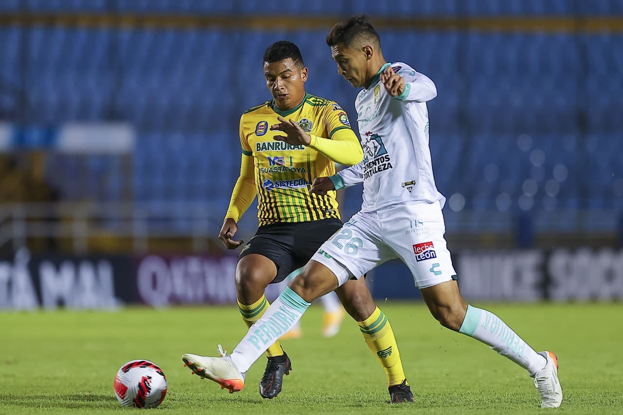 Con goles de Omar y Elías Hernández, León pega primero y se impone 0-2 al Deportivo Guastatoya.