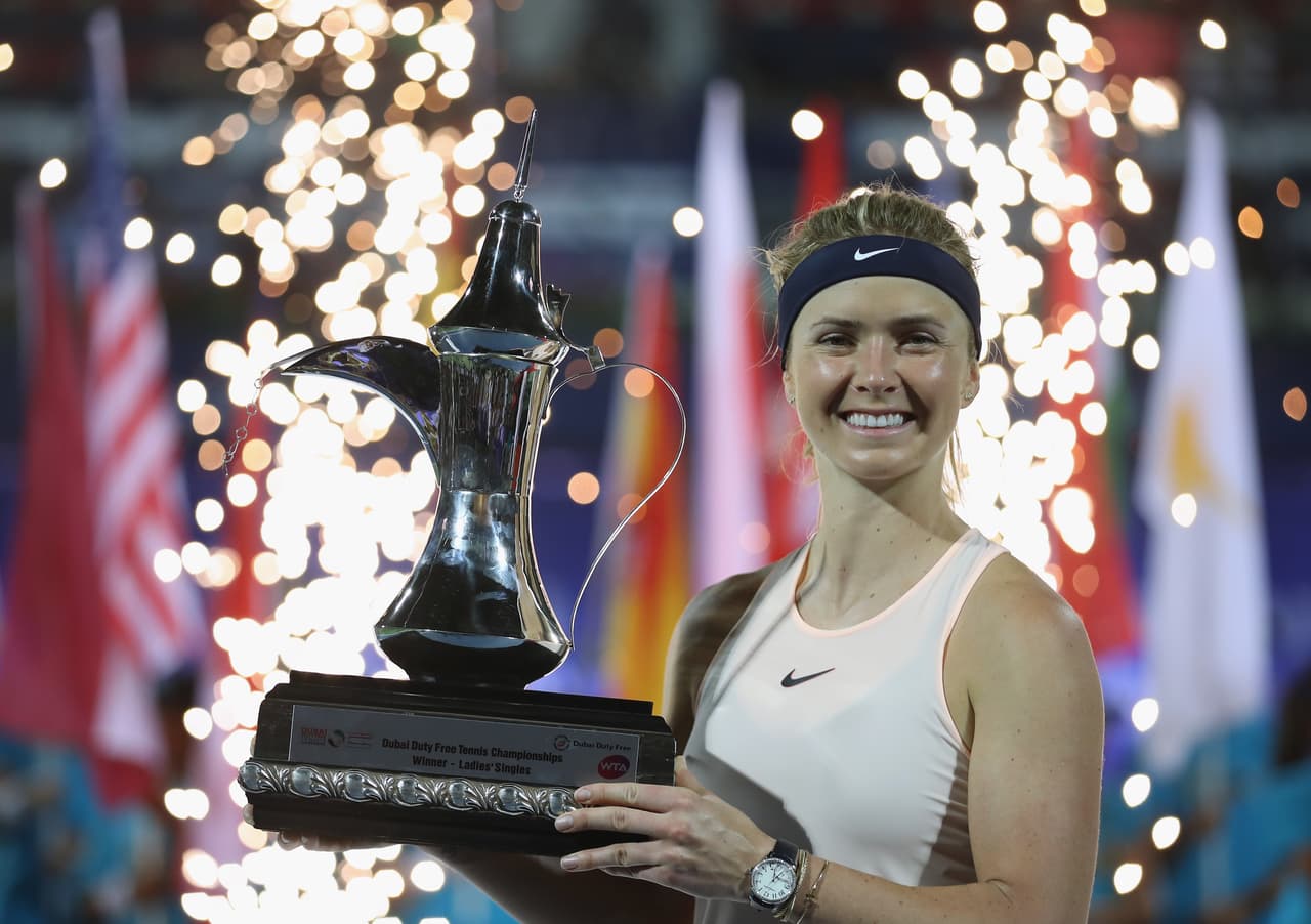 La ucraniana Elina Svitolina, primera favorita y cuarta del mundo, conquistó por segundo año consecutivo el torneo de Dubai tras imponerse en la final a la rusa Daria Kasatkina por 6-4 y 6-0.