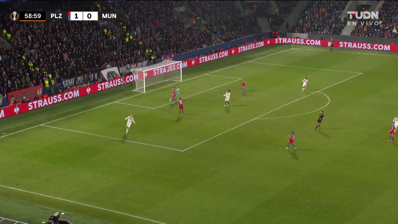 ¡TIRO ATAJADO! disparo por Rasmus Højlund.