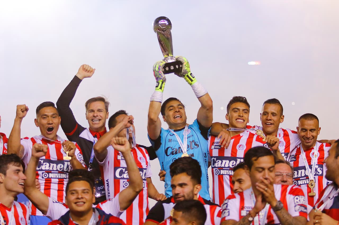 El arquero Carlos Rodríguez levanta el trofeo de campeón del Atlético de San Luis en el Ascenso MX.