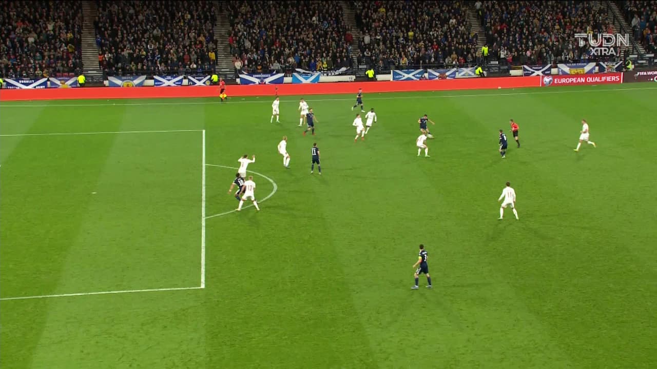 ¡CERCA! Kieran Tierney disparó que se estrella en el poste.