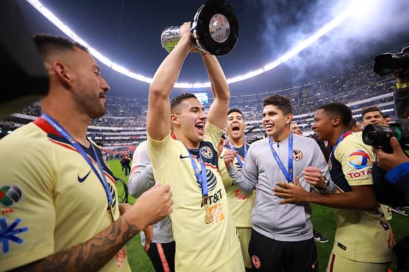 El joven defensa mexicano logró su segundo título como futbolista profesional.