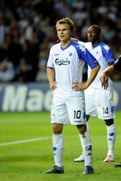 Jesper Gronkjar, Peter Larsson y el costarricense Christian Bolaños son de los jugadores que intentarán darle alegría a su afición.