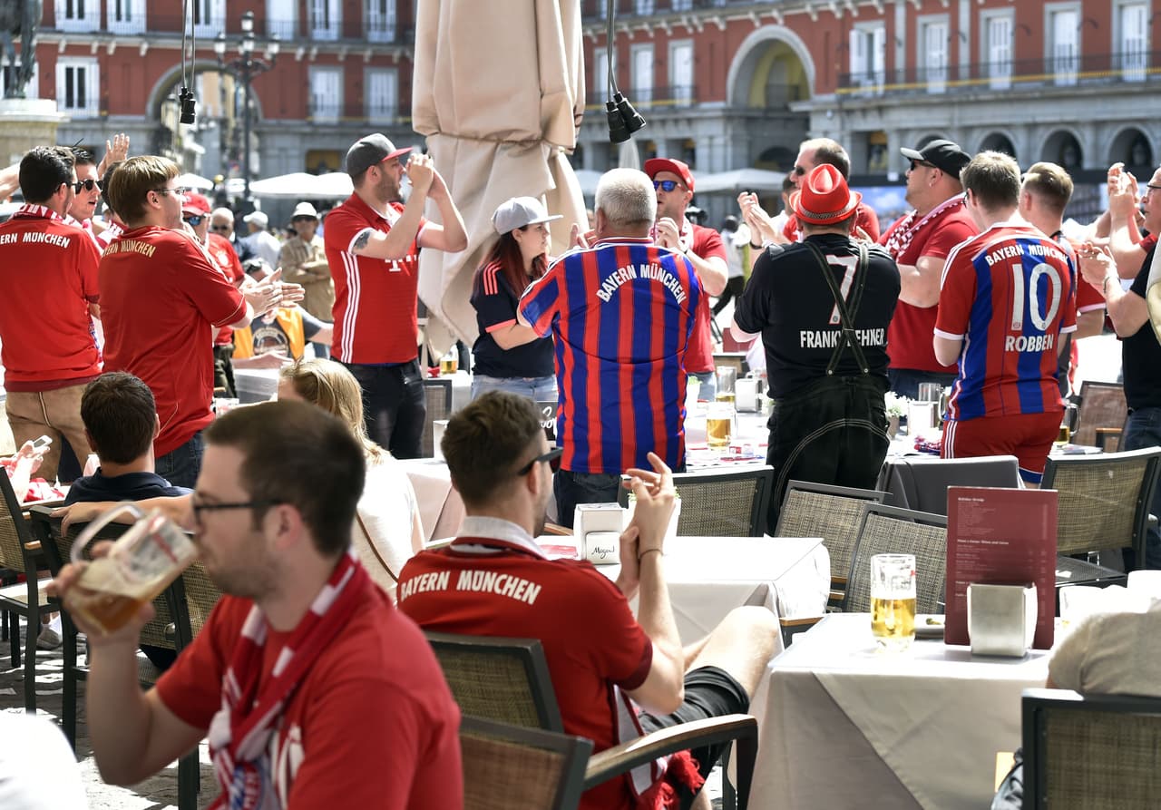 La alegría de uno contagió a varios que se unieron a los coros a favor de Bayern Munich.