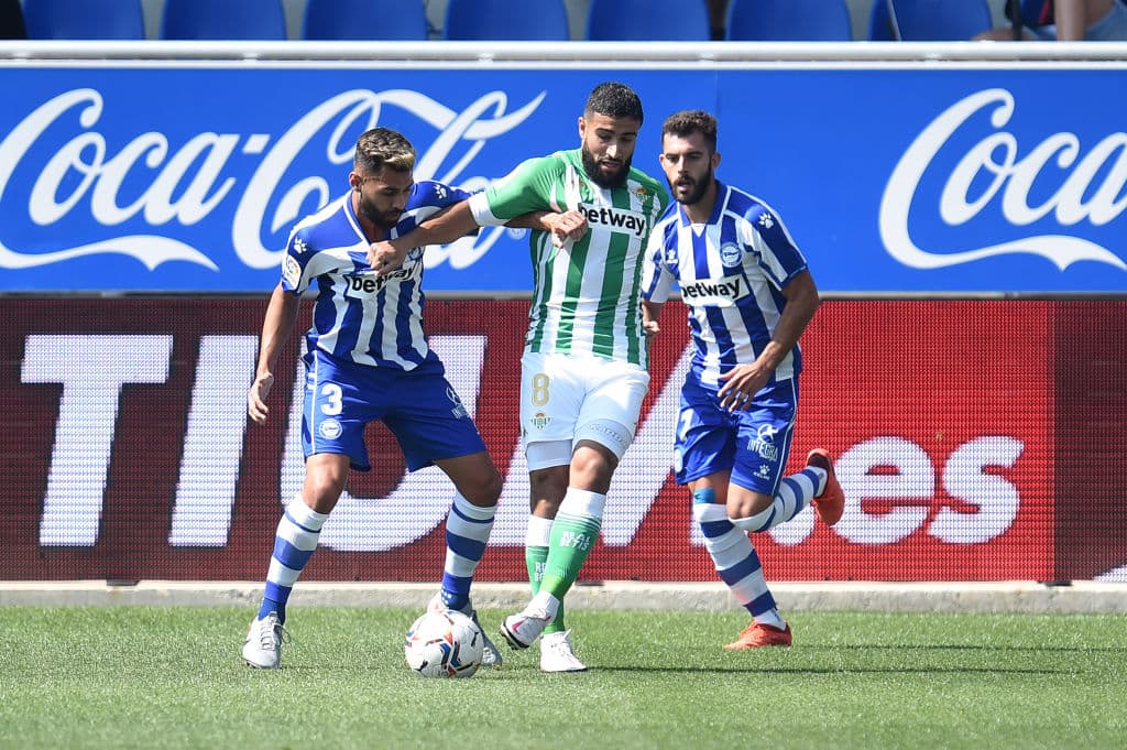 Nabil Fekir trata de quedarse con el esférico.